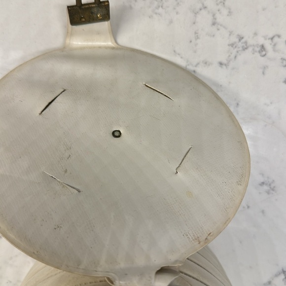 Galavanting Vintage 1950s White Vinyl Small Round Beehive Box Handbag - Picture 9 of 9